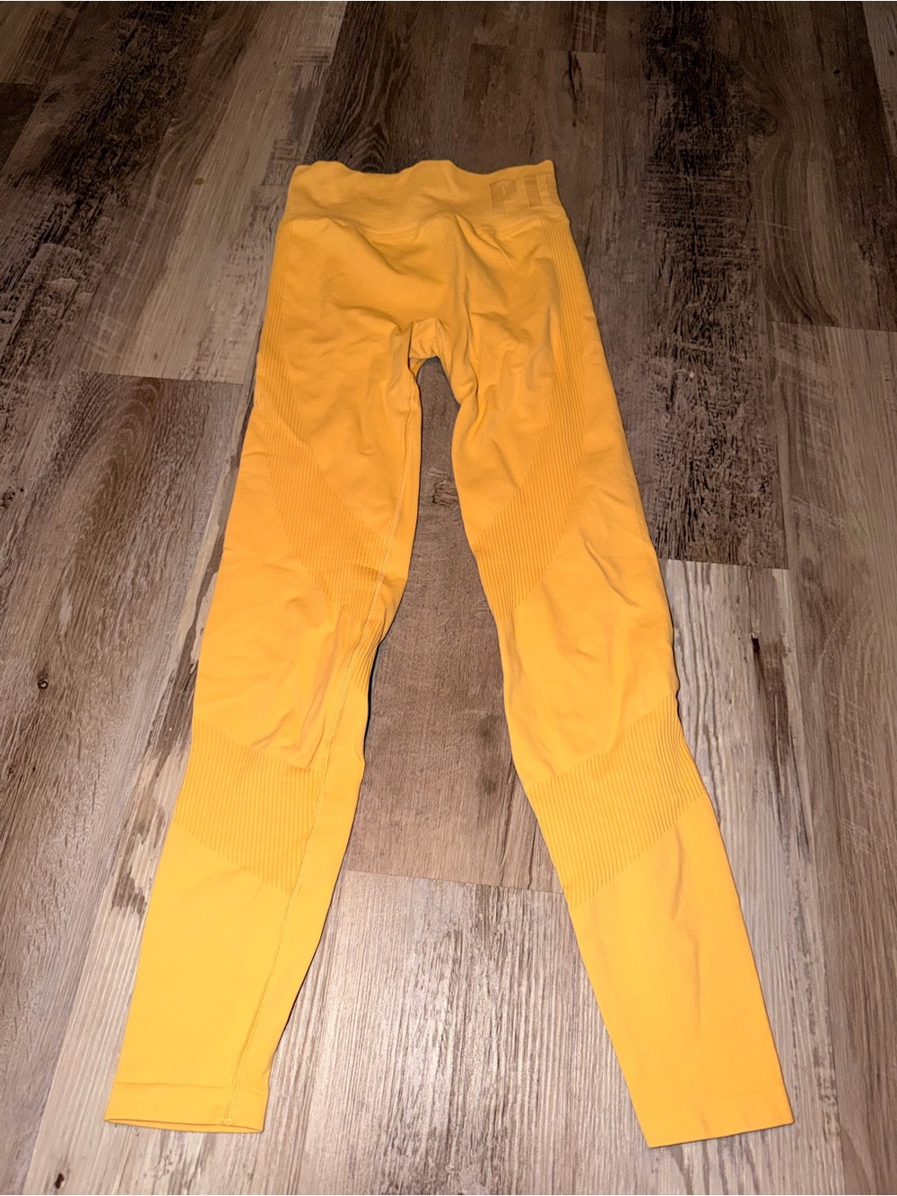 Victoria Secret Pink Active 
Mustard Leggings 
Size XS